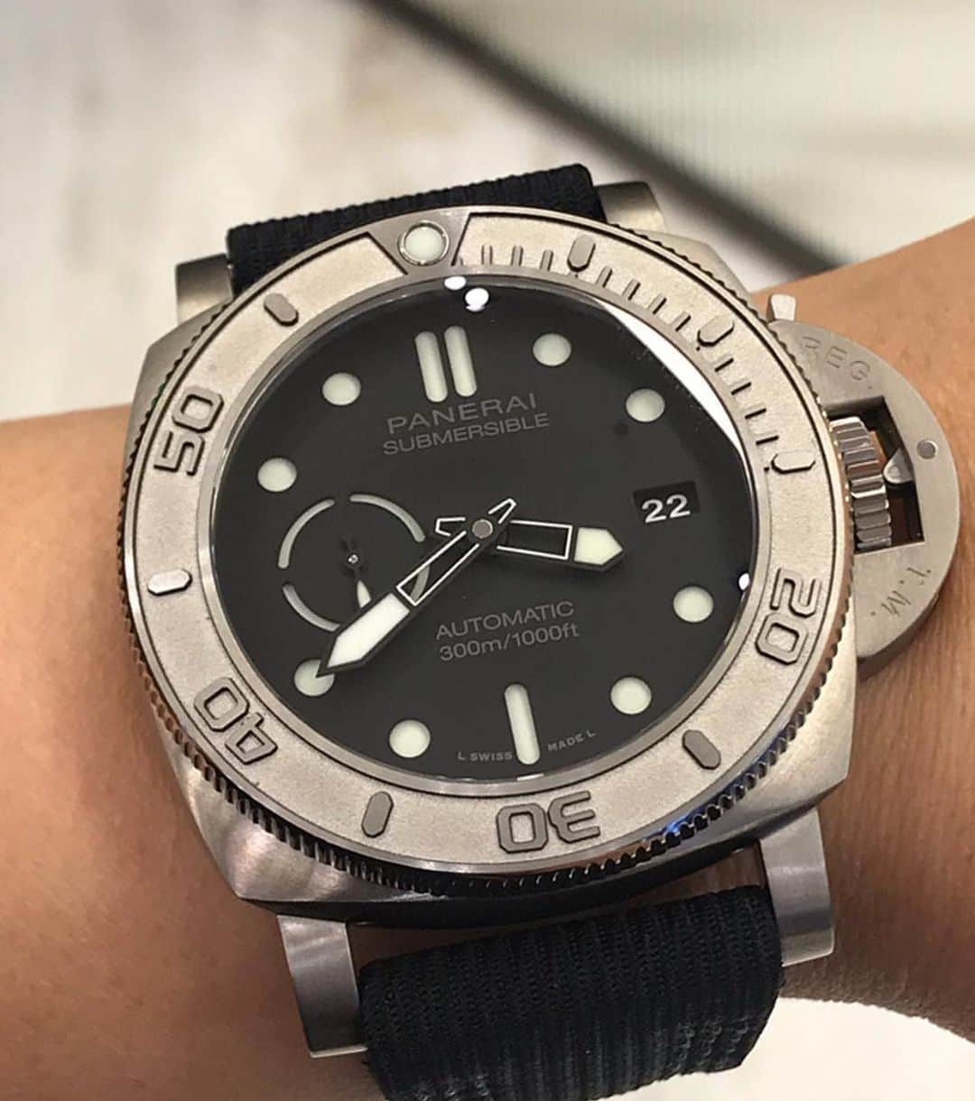 パネライのインスタグラム：「What do you think of the #Panerai #PAM984 Mike Horn edition submersible. It’s made of eco-titanium (recycled) as well as plastic water bottles recycled to make the strap and box that it comes in. Fitting for Horn who is an avid supporter of preserving our environment. Pic by @ikazutime #paneraicentral」