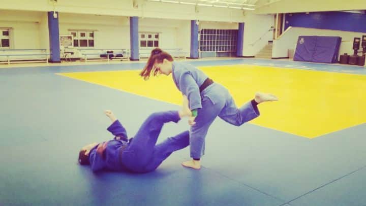 マルティ・マロイのインスタグラム：「Lefty ↔️ Righty grip break to #kouchi combo. Donkey kick at the end is optional ! 🐴🤣 #Protip - Drive diagonally with your lapel hand and down with your sleeve hand. Swipe ⬅️ for outtakes! 😅💪 Mad props to #uke @laurel_zemke and 🎥 star @apey_fehr 👌🙌 . . #judo #sjsu #ashiwaza #footsweep」