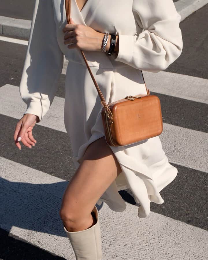 イルビゾンテのインスタグラム：「Effortlessly elegant ☆  #ilbisonte #leatherbags #accessories #madeintuscany」