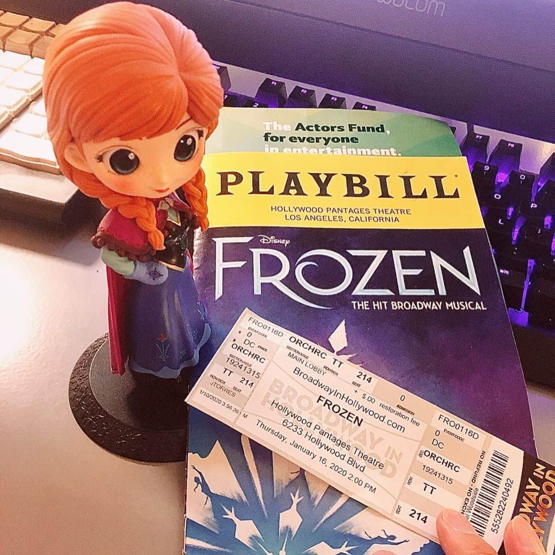 NARA YOUNさんのインスタグラム写真 - (NARA YOUNInstagram)「Animation crew went to go watch the @frozenbroadway musical as a department today and got to speak to the cast about all the intricate puppetry and vocal + stamina trainings they do. We applauded at the actor who plays #Sven that he controls all the blinks and ear twitches and the fact that he has to be able to do planks for 18 minutes to be able to play Sven.... 18minutes... 🤯  The set design was really gorgeous.✨ I really loved how different it was from the original movie with songs I had never heard before. I also LOVED how many little Elsas there were running around in the audience 😆 So adorable !♥️ If you’re in Los Angeles, it’s only playing at the @hollywoodpantagestheatre for another month.  If you’re a #Frozen fan, you don’t want to miss it !🙂🙌🏻 Also don’t forget to check out @idinamenzel and @kristenanniebell ‘s new Hollywood stars ! The Frozen sisters are side by side towards the right side of the entrance of the #PANTAGES ⭐️ Talk about perfect placement 😄✨ 오늘 #디즈니애니메이션 #겨울왕국뮤지컬 견학 가는날! 너무 잘 만들었네요. 처음 들어보는 노래들과 엄청난 스캐일의 세트 디자인... 처음에 몇번을 보고 들은 노래들인데 지루하지 않을까 걱정했는데, 저희 오리지날과 굉장히 다르다는 점이 너무 좋았습니다. 끝나고 주인공역 배우분들과 아야기 나누면서 그 분들의 엄청난 준비과정에 관한 이야기도 듣고 너무 좋은 시간이었습니다.🙂 엘에이에 계신분들 #겨울왕국 팬이시면 절대 놓치지 마세요. 앞으로 딱 한달 더 @hollywoodpantagestheatre 에서 공연해요. 아! 그리고 극장 현관 바로 앞 오른편에 우리 #이디나멘젤 과 #크리스틴벨 의 새로운 할리우드 스타들도 보실 수 있어요 ⭐️✨ #아나 와 #엘사 자매 여왕님들 사이좋게 나란히 모셔놨더라구요. 😄♥️ . . . #FrozenBroadway #뮤지컬 #frozen2 #disney #disneyanimation #disneyanimators #anna #elsa #musical #broadway #겨울왕국2 #frozen #letitgo #렛잇고」1月18日 0時34分 - oonaraoo