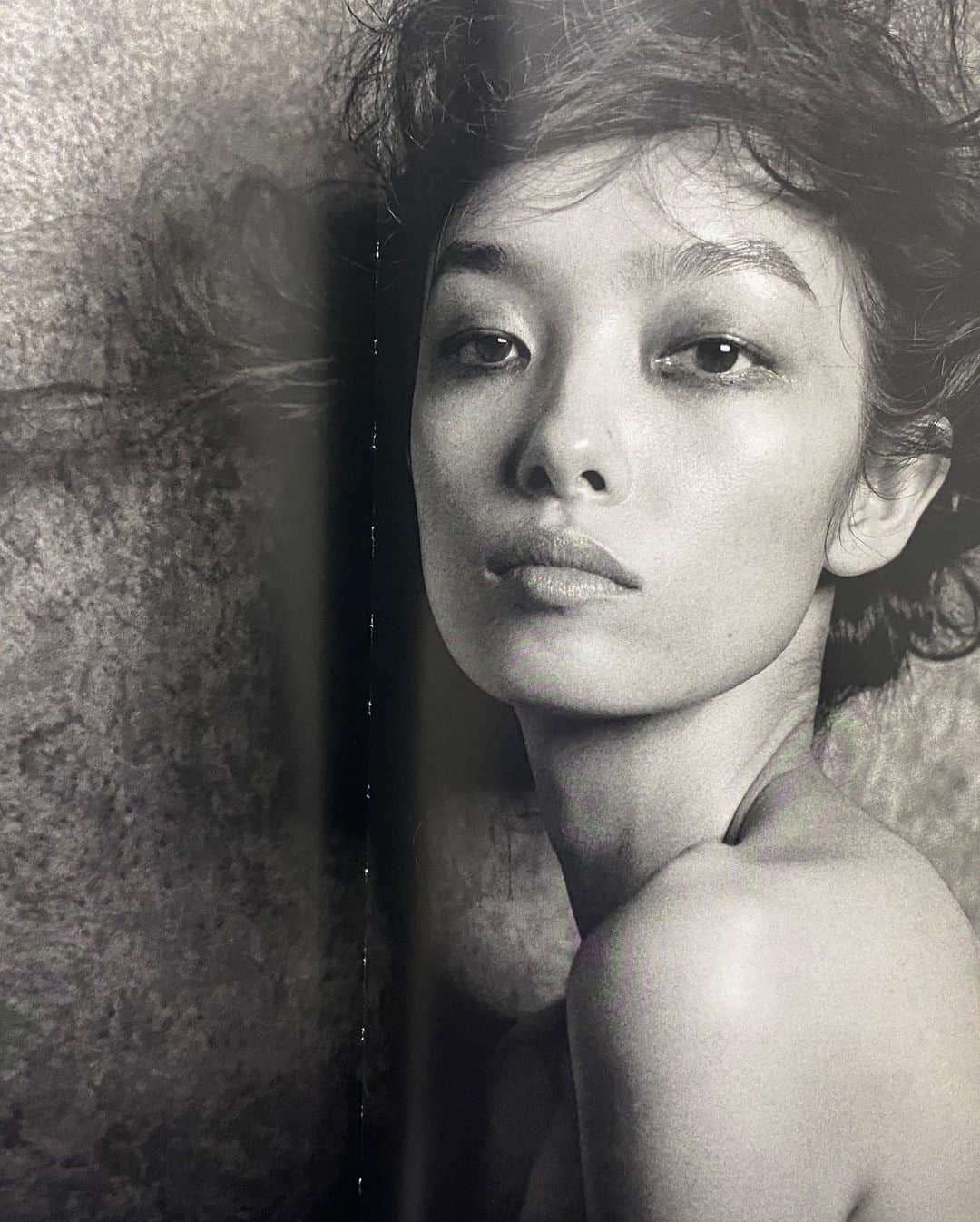 MICHIRUさんのインスタグラム写真 - (MICHIRUInstagram)「In memoriam ﻿ beauty of Lindbergh’s work📷 Thank you @diormakeup ﻿❤️ ディオールのアーカイブ編、リンドバーグのヘリテージ編のディオールのミューズたちを撮影した２冊が収められた圧巻の写真集。﻿ ﻿ モノクロでの陰影のつけ方やツヤ感の出し方などリンドバークからの写真からたくさんのインスピレーションと﻿ パッションを研究したものです。﻿ 記憶は私達の心に永遠に魂に刻まれ、また新たな創造へと昇華していく。﻿ 光も影も操るモノトーンのリンドバーグの写真、NY時代の心に残る風景やあの時のフレッシュな気持ちを思いだされます。 いつの時代にも残るエターナルな写真は本当に素敵 ✨✨✨✨ ﻿ #DiorByLindbergh #LindberghStories #LindberghBooks #Dior #TASCHEN」1月18日 0時34分 - barbiemichiru