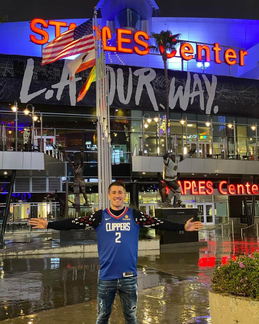 ボージャン・クルキッチのインスタグラム：「Enjoyed my first experience of the impressive atmosphere at the @staplescenterla. 🏀✨ I've always been a @Lakers fan, but it was amazing to watch @laclippers v @orlandomagic live // Disfrutando por primera vez del impresionante ambiente del @staplescenterla. 🏀✨ Siempre he sido fan de los @Lakers, pero fue increíble vivir en directo el partido entre @laclippers y @orlandomagic.」
