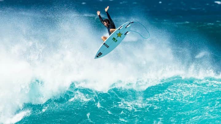 のインスタグラム：「For @MattMeola, wind is life. The Maui native has made a living by perfecting his steeze in the breeze. His latest broadcast combines cheeky Planet Earth-esque commentary with otherworldly ocean abilities. Watch “A Surfing Surfer” and flip out on his interview now. Link in bio! #Sanuk #SmilePassItOn」