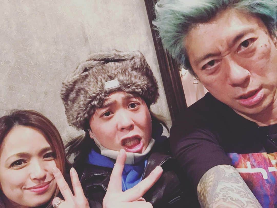 Ju-kenのインスタグラム：「今度対バンするブルゼッケンのボーカル、エージローくんが、わざわざ他のセッションに応援に駆け付けてくれました🙆‍♂️ 出会いを語れば、それは実は遠いむかし、、、🙋‍♂️ それはながくなるので、また次回に！  ありがと！！！ #松田樹利亜　#エージロー　#下北沢」