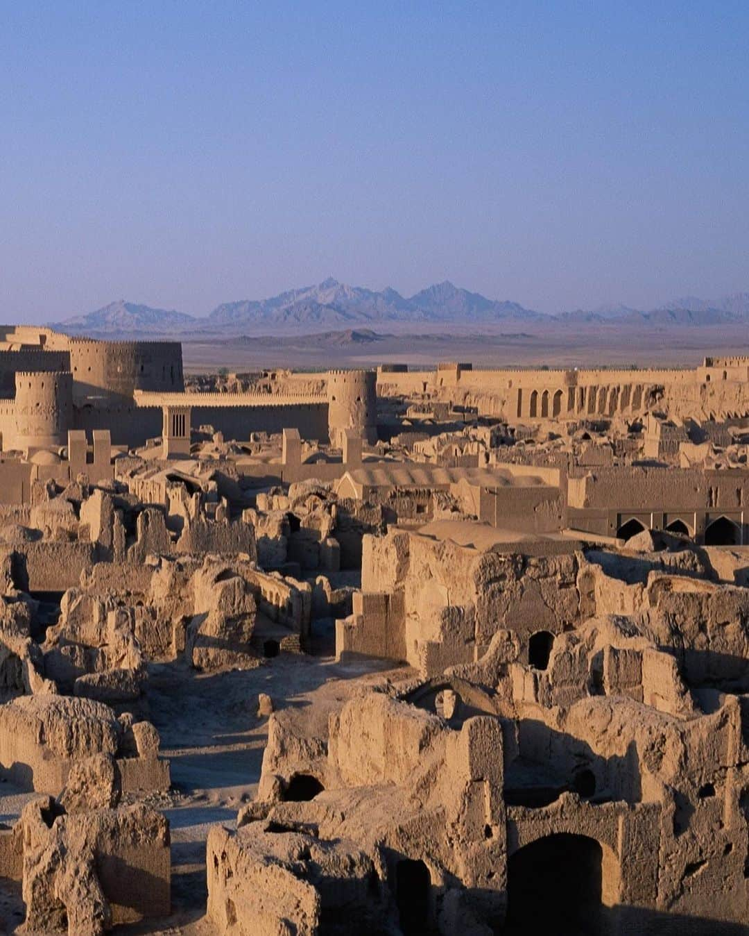 ナショナルジオグラフィックさんのインスタグラム写真 - (ナショナルジオグラフィックInstagram)「Photo by Michael Yamashita @yamashitaphoto | The ancient citadel Arg-e Bam was the largest monument made of clay bricks in the world—until it was reduced to rubble in a 2003 earthquake (this image was taken in 1999). Its heyday was from the 7th to the 11th centuries, when Bam sat at a crossroads of major east-west trade routes of the Silk Road. Efforts are on going to rebuild and restore this UNESCO World Heritage Site. #Bam #Iran #argebam #bamcitadel #citade」1月18日 0時38分 - natgeo