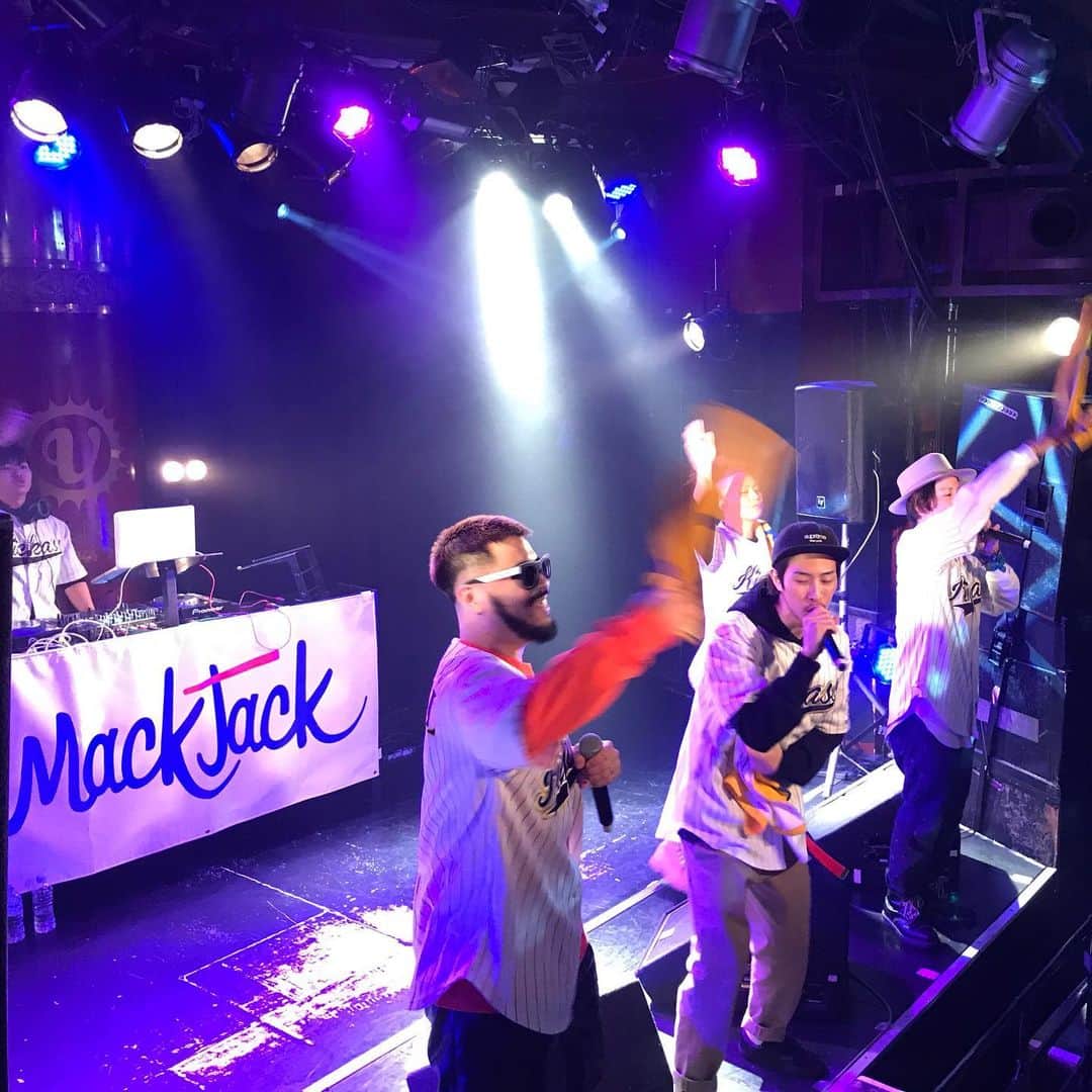 のインスタグラム：「本日はかなり久しぶりに 渋谷ブエノスでマイクを握らせていただきました。 ありがとうございました！ マックジャックありがとう！ &リリースおめでとう！  お互い頑張っていきましょう！　 コレからもよろしくお願いします。 また是非曲作りしましょうね♪  さて、明日は名古屋へ！ ガイディングスターの30周年ダンス🎉 出番予定は午前4時前頃です。  でもって、明後日は大阪へ！ 緑橋ジャーク☆マン(@jerkman_osaka )で ライブやります！ ということで 諸々よろしくお願いします！ #mackjack #energy #名古屋 #大阪 #reggae  #guidingstar  #jerkman  #moomin #さんらいず #栄 #jbs #東大阪 #緑橋 #ジャークマン」