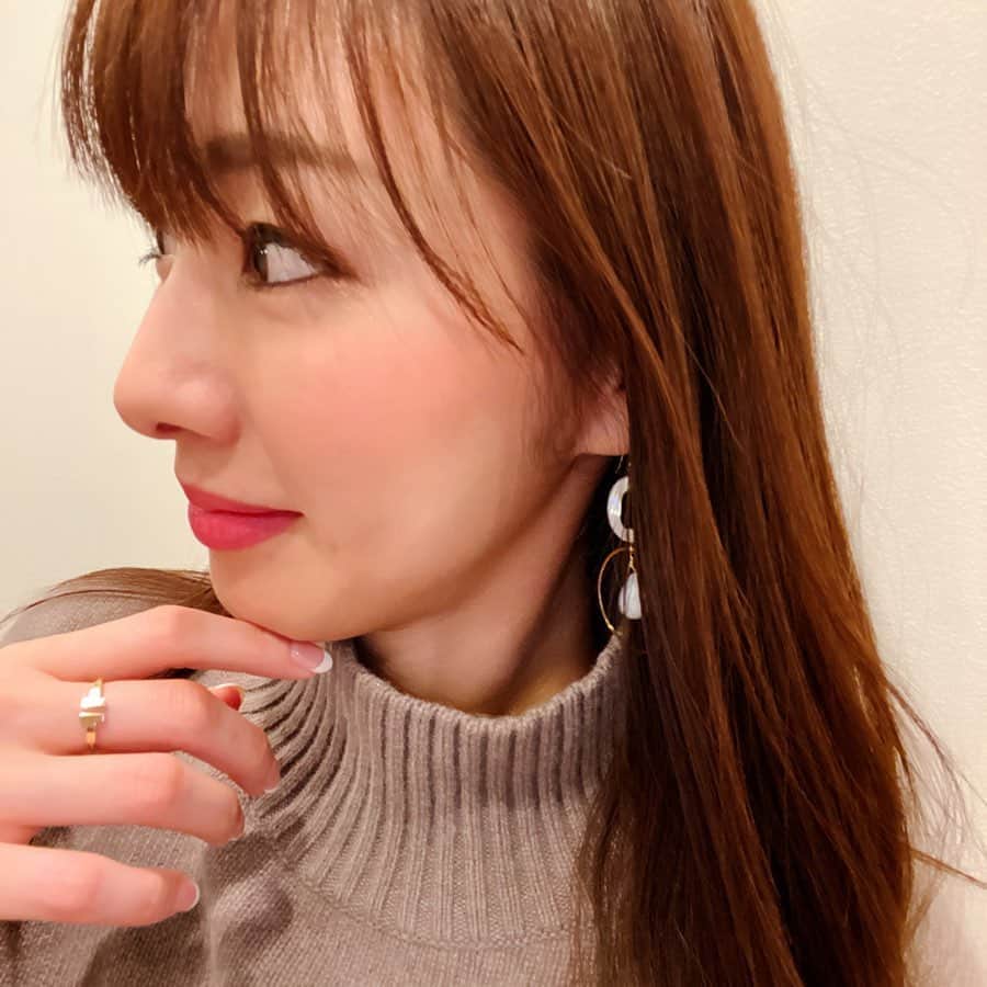 杉下理世のインスタグラム：「ハマりすぎて毎日使ってる @genic_jewelry のピアス🤎 年明けてから、３つGETしたのに、また２つ買い増し🤎 付けると不思議と気分がUPして、ファッションまで楽しくなってる🌼 ハイネックにピアス合わせるのがお気に入り💕 それにしても、ピアスを自撮りするのってめちゃくちゃ難しくて首が大変😳  #ピアス #pierce #genicjewelry #accessory #fashion」
