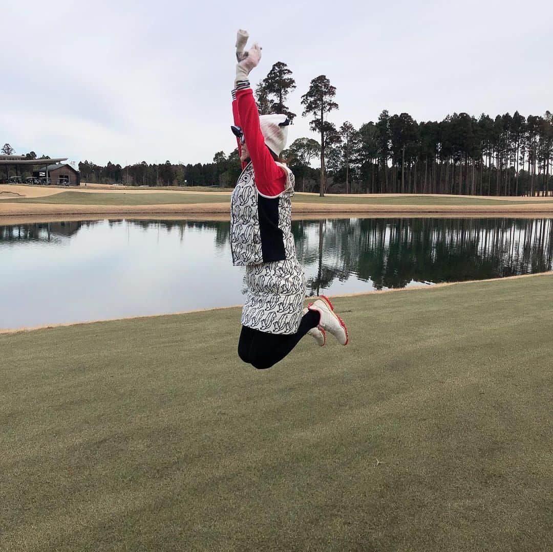 宮崎宣子さんのインスタグラム写真 - (宮崎宣子Instagram)「真面目にゴルフをやれと怒られそうですが⛳️ 楽しくて楽しくて幸せなのです😆 芝は痛めてませんので、ご心配なく！  #jump  #jumping  #golflover  #archivio #eyevol #身体能力 #なかったらしい #golfshoes  #adidas」1月18日 0時48分 - miyazaki_nobuko
