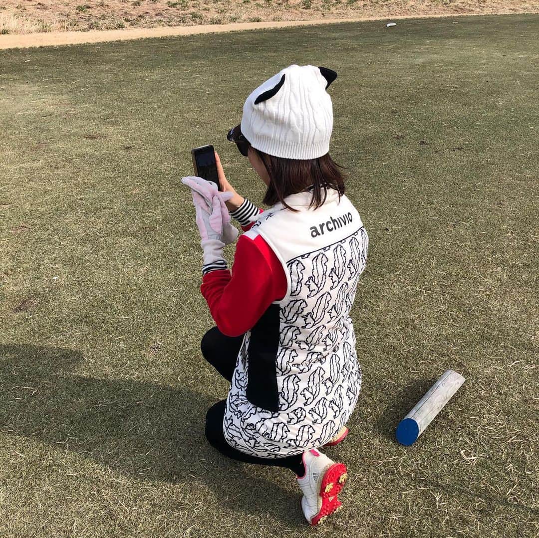 宮崎宣子さんのインスタグラム写真 - (宮崎宣子Instagram)「真面目にゴルフをやれと怒られそうですが⛳️ 楽しくて楽しくて幸せなのです😆 芝は痛めてませんので、ご心配なく！  #jump  #jumping  #golflover  #archivio #eyevol #身体能力 #なかったらしい #golfshoes  #adidas」1月18日 0時48分 - miyazaki_nobuko