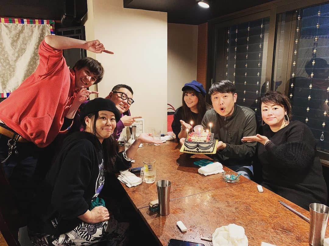 平田裕一郎さんのインスタグラム写真 - (平田裕一郎Instagram)「成さんの送別会、いや壮行会をしました！！ 成さんと出会って、舞台でご一緒させてもらって、本当に色々と可愛がって頂き、それからbirthdayイベントでMCまで引き受けてくれて本当に大好きな先輩。 本当に成さんは優しくて、いつもおバカな僕に突っ込みをいれてくれて笑わせてくれます。 尊敬する先輩が新たな挑戦をする為に大阪に行かれる。  成さんが決めた道！！ 心からエールを送りたい。  僕も負けない様に頑張ります！！ 新喜劇見に行きます！！ 今日は本当に素敵な先輩方と過ごせて嬉しかった。  大好きな先輩方。  縁をくれた菜摘さんに本当に感謝です。  成さんがんばれーーー！！ 僕も頑張るーーーー！！ #金成公信 さん #長谷川忍 さん #ボルサリーノ関 さん #小川菜摘 さん #大好きな先輩  #尊敬 #壮行会 #頑張れ」1月18日 0時48分 - yuichiro_hirata