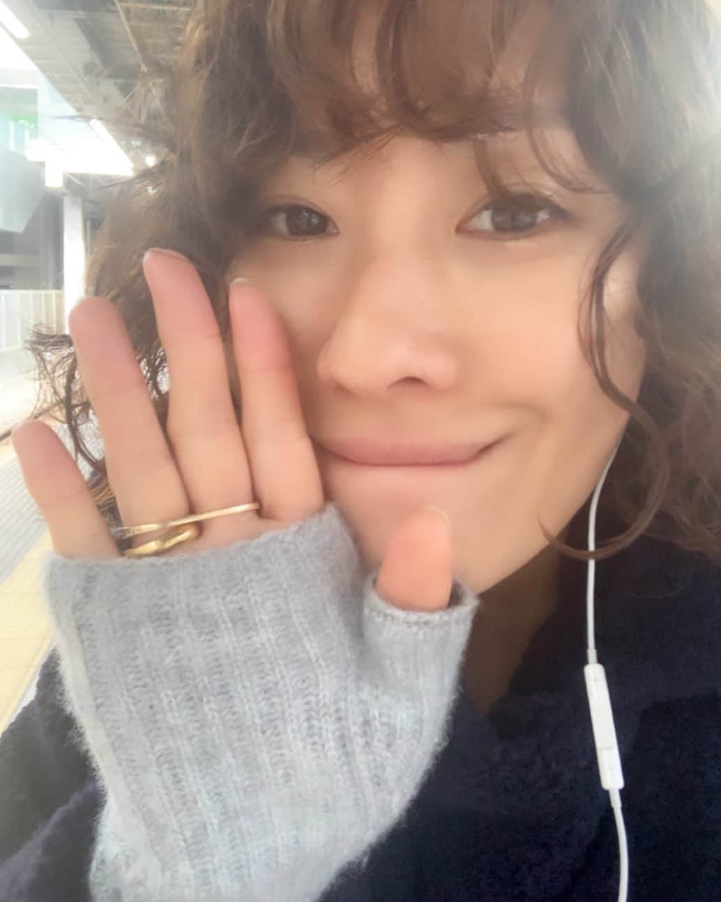 風間ゆみえのインスタグラム：「1月も後半にさしかかろうとしている小寒の末候。 なかなかエンジンがかからずに、のろのろと歩む2020年のはじまり。  毎年のことのようにも思える、年末という時期にはどうも気が抜けてしまう私は、新暦よりも旧暦体質とも言おうか、旧正月(今年は1月25日)が明けるまでは時折り不安になるほど気持ちがふわふわとしている。  仕事も捗るということもないので、ここはひとつ 旧正月を迎えるまでは、そんな私を受け入れ(あきらめて.笑) 過ごしています。  冬は自然の流れに逆らわずに静かに過ごせる、気持ちが穏やかでいられる、一年で一番好きな季節だということも思い出しました。  私の鍼灸の先生がこんなことを言ってました。 「人はそれぞれに特定のリズムを持って生きているものだから、ゆみえさんのリズムで良いのです。」 気が楽になります。  そりゃそうだ… とうなずくものの、気付けばまわりの景色に足並みを揃えようとしていたりするんだなぁと。  人々の景色に気を動かされたり、励まされるときもありますが、この冬は、iPhoneを手放して過ごす夜が、自分のリズムという流れのなかを泳ぐような心地よい眠りを与えてくれて、目覚める朝には、しっかりとグラウンディングした足もとが心を安定させ顔には笑顔が溢れます。  on off 上手に操縦できる2020年を歩みたいと思います‼︎ ！  私の一年で一番の上昇気流が湧く3月には、ようやく、念願のオンラインサロンがオープンします‼︎ 詳しい内容は来月にはご報告出来そうです^_^  私の足並みで季節を楽しみながら歩んでいく、 柔らかな場所にしていきたいと思っています。  皆さま本年もよろしくお願いします😊✨ 風間ゆみえ  #yumie_k_style」