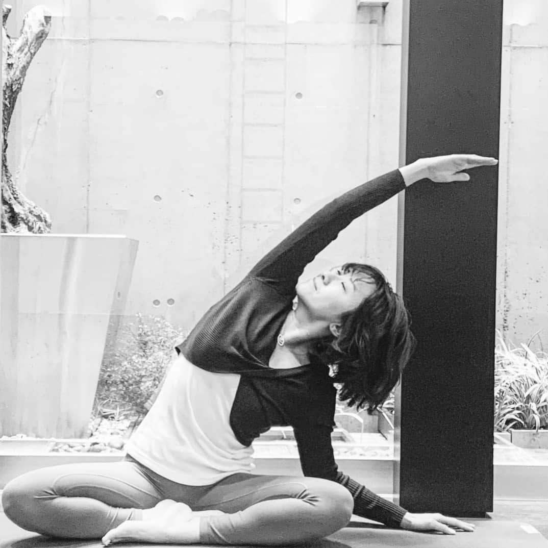 風間ゆみえさんのインスタグラム写真 - (風間ゆみえInstagram)「ヨガも久しぶりにスタートしました  こちらも今の私のからだの声を聞きながら 心地よさをテーマに身体を整えて行きます  #yoga #bemyself  #きれいになるヨガ @hanaetc」1月18日 1時14分 - yumie_kazama