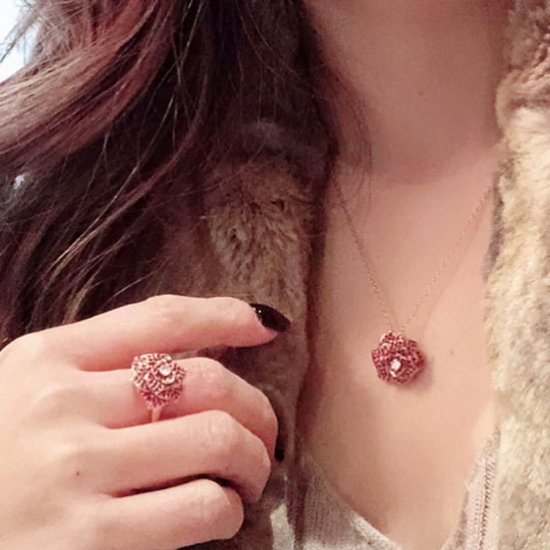 鈴木絢子さんのインスタグラム写真 - (鈴木絢子Instagram)「・ ・ 東京から関西に戻り、お帰り会をしてもらったのも束の間💦 今週末から東京です🏎 ・ #指定重要文化財 #大正モダン な#邸宅レストラン #ルアン の素敵な雰囲気の中ランチを💛 ・ #安納芋のピューレ が添えられた鰆も美しい🍠✨ #デザートワゴン から全種チョイスの盛り合わせにして頂きました🤗✨ ・ ・ 💎#本日のジュエリー は…✨ ・ お店の雰囲気に合わせて、#ルビー を敷き詰めた#ローズ のリング＆ネックレス 😊 ・ #大輪のバラ モチーフのリングは、乾杯の時にも映えてテンションが上がります💛 @tsunojewelry ・ ・ ・ #ツノジュエリー #楽天一位 #働く女性 #ジュエリーデザイナー #美肌魅せジュエリー #神戸ランチ #神戸フレンチ #関西美食めぐり #kobe #jewelry #rose #💍 #🌹」1月18日 1時16分 - ayako_suzuki810