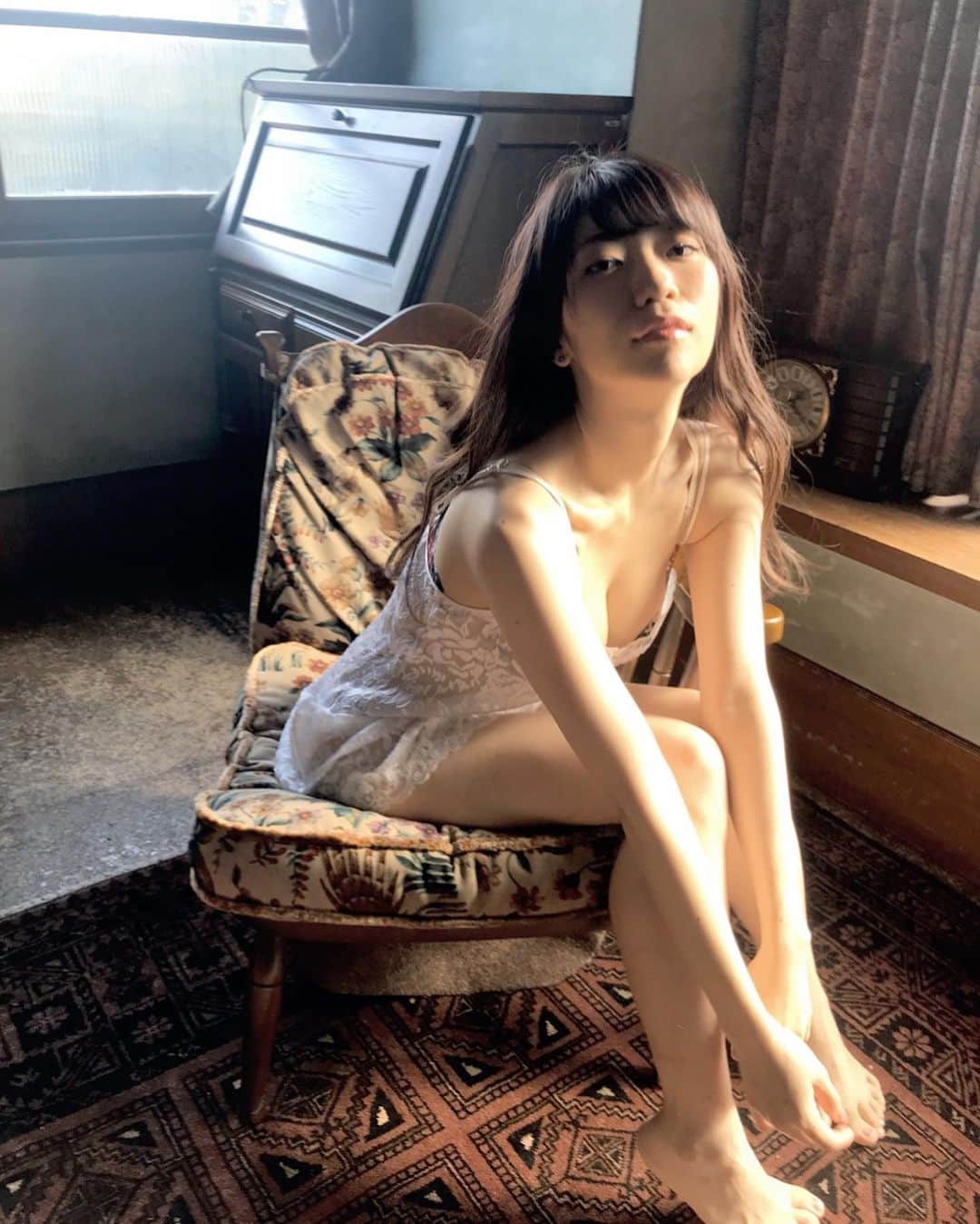 ぱいぱいでか美のインスタグラム：「FLASHの次号が出るまでしつこくオフショット載せます ꙳ #グラビア #週刊FLASH ꙳ 金曜だしまだみんな起きてるかなと思ってこんな時間に更新どす。 現在発売中の1/14発売のFLASHに撮り下ろしグラビア掲載されてますー！ 週刊誌はしつこめに告知！週刊誌はしつこめに告知！ ブログにもオフショット載せたよーん。」