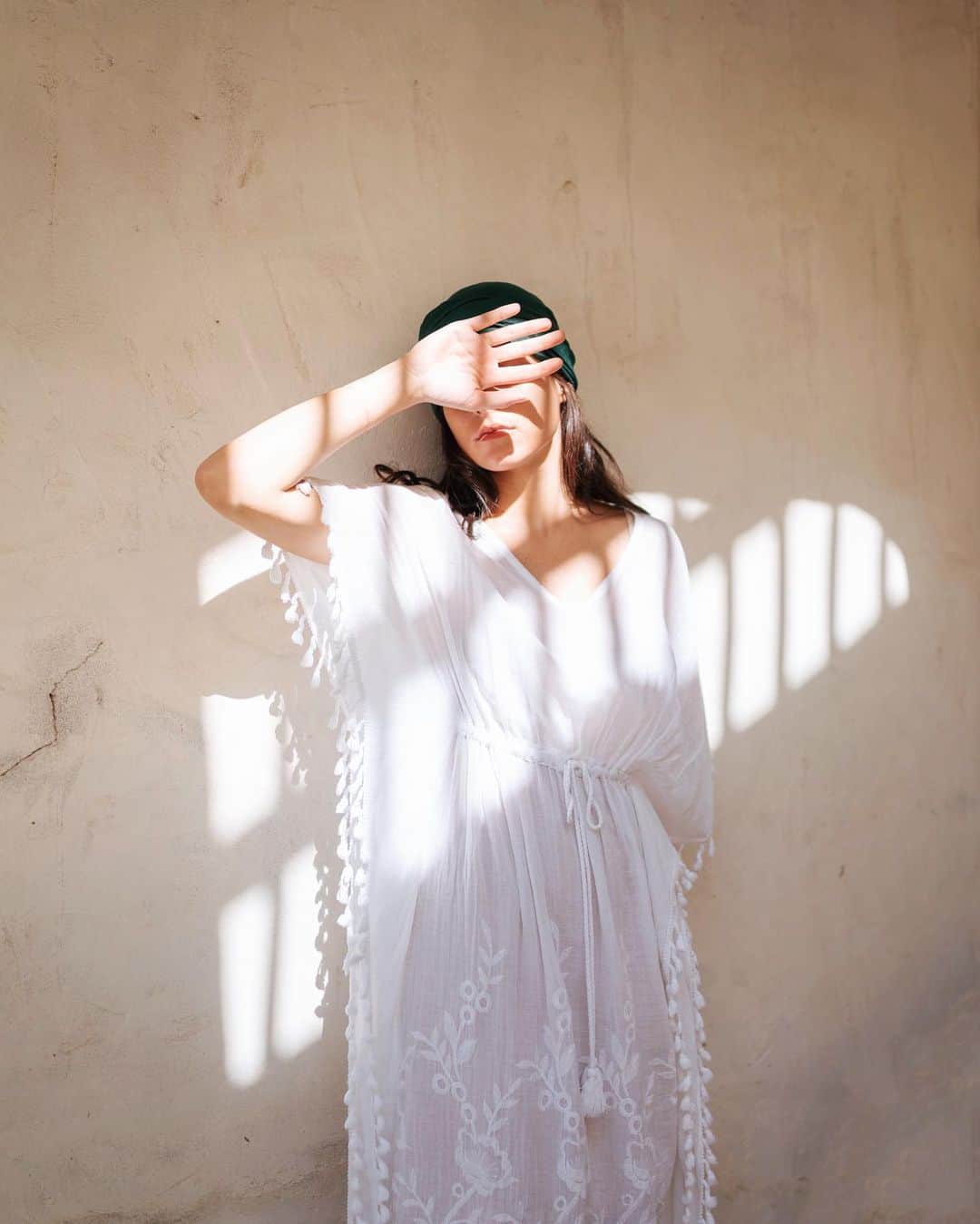 Simone Bramanteのインスタグラム：「{ Bright Dubai } • As you probably know, I’m always interested in the natural tones of the landscapes of our planet, but also in the more traditional materials that tell a culture, as in the old Dubai, made by white and warm tones, like a hidden beauty to discover. #🇦🇪 @mydubai @visit.dubai #mydubai #visitdubai」