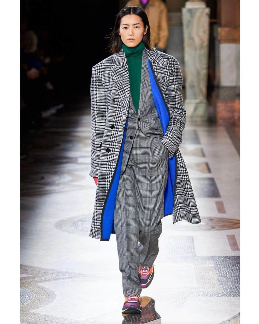 リウ・ウェンのインスタグラム：「Kicking off #FW2020 at @berluti in Paris! Love the pops of color all over this look 😁 Thank you @kris_van_assche @mauricionardi @pg_dmcasting for starting my new year! ❤️💜💚💙🧡 💄@lynseyalexander 💇🏻‍♀️ @anthonyturnerhair」