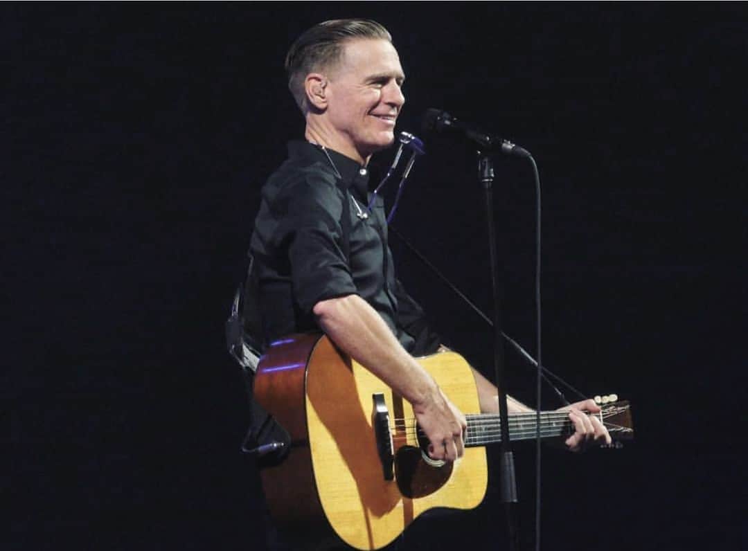 ブライアン・アダムスのインスタグラム：「Just me and my ol’ @martinguitar #bryanadamsshinealight」