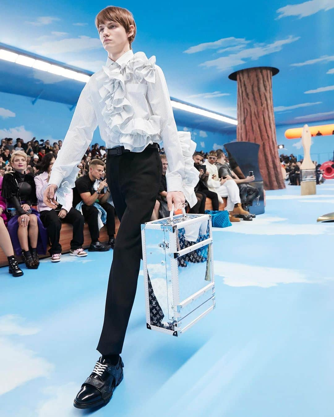 ルイ・ヴィトンさんのインスタグラム写真 - (ルイ・ヴィトンInstagram)「#LVMenFW20 A ruffled look and mirrored Trunk Backpack from #VirgilAbloh’s latest #LouisVuitton collection. Watch the show now on IGTV and at louisvuitton.com」1月18日 1時34分 - louisvuitton