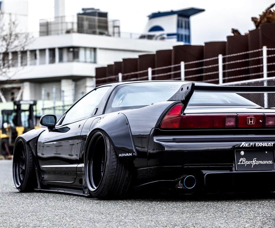 のインスタグラム：「Liberty walk自由に歩く🚶‍♀️🚶‍♂️🚶‍♂️ NEW LB★WORKS HONDA NSX 🙂  @libertywalk@honda #nsx#honda#hondansx#libertywalk#libertywalkkato#lbworks#fiexhaust #yokohamatire #bride#bridejapan#yokohamatire #widebody#stance#ltmw#lbwk08」