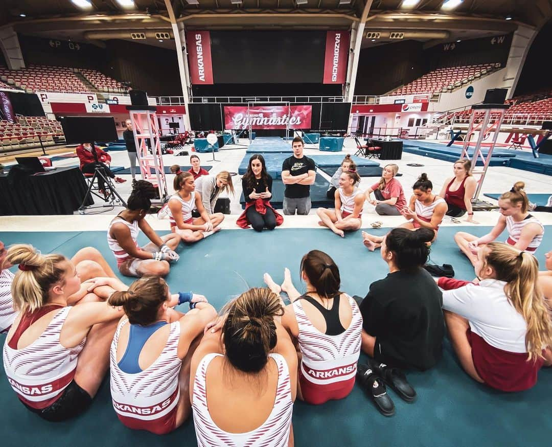 ジョーディン・ウィーバーさんのインスタグラム写真 - (ジョーディン・ウィーバーInstagram)「Excited for the first meet at home tonight in Barnhill with this awesome crew❤️🐗❤️」1月18日 1時51分 - jordyn_wieber