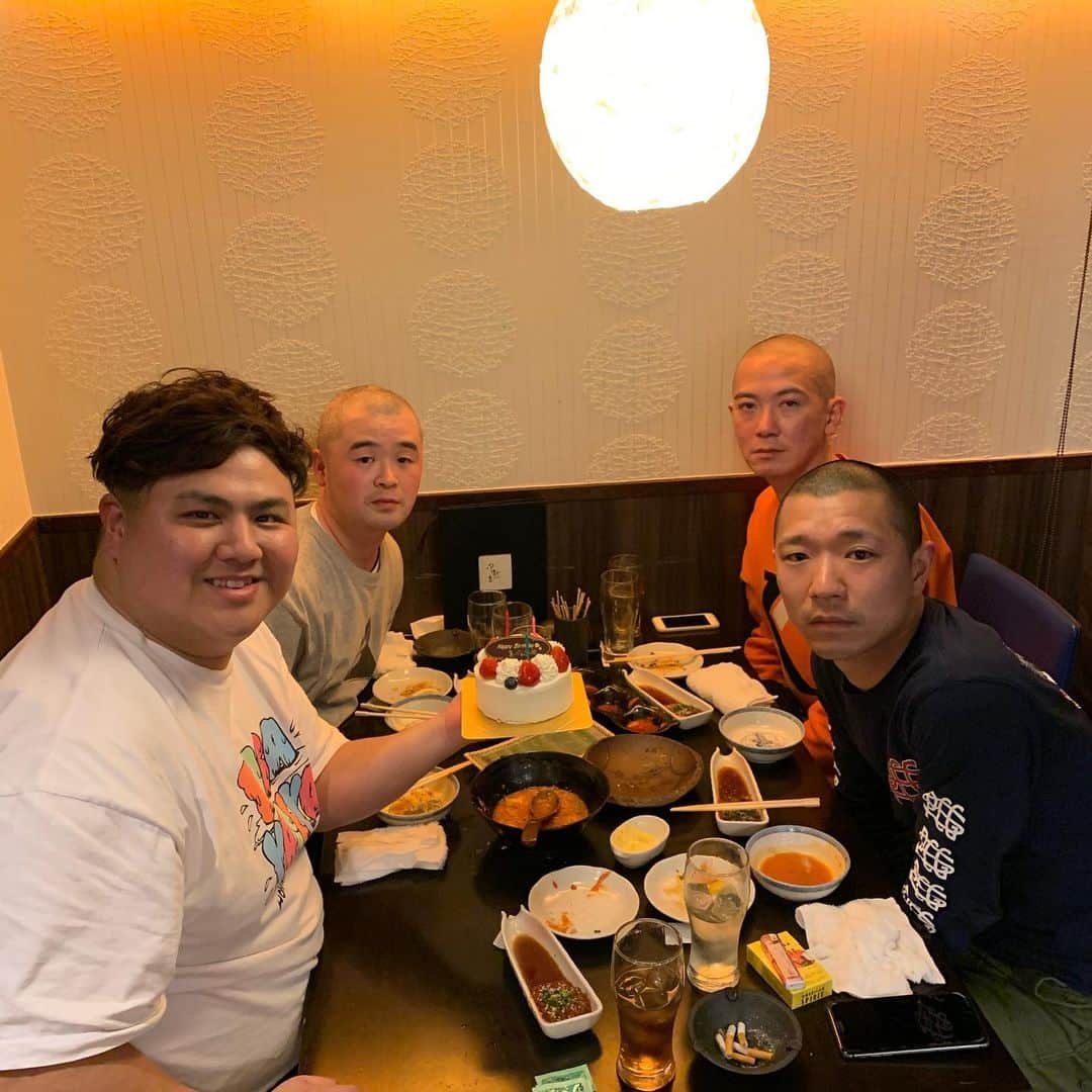 池田真一のインスタグラム：「東心斎橋にある牛串なかのさんがサプライズで誕生日ケーキ出してくれました！ 曲は絢香のバースデーソングでした！ ありがとうございます！ めちゃくちゃ美味いので是非です！ 先輩の誕生日や！ もっと笑わんかい！」
