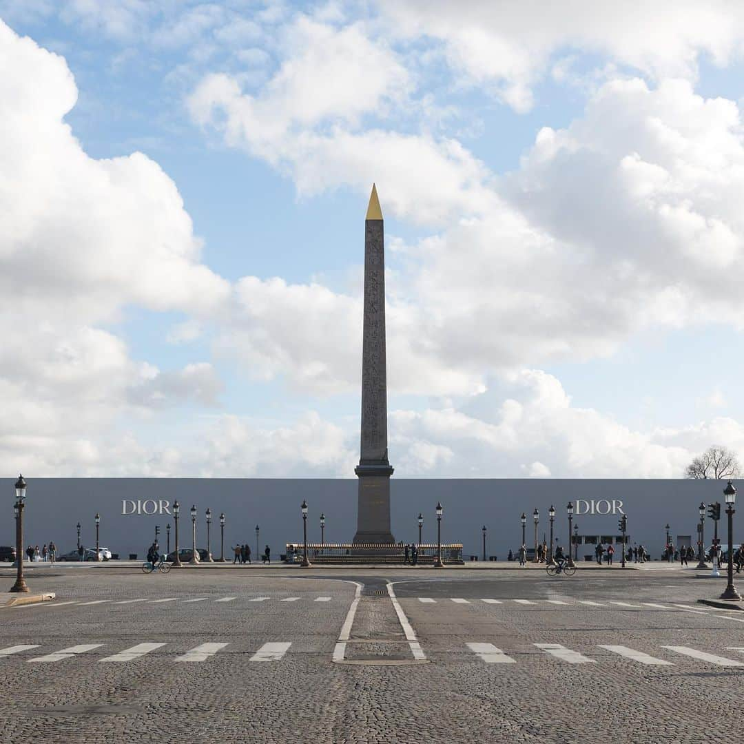 クリスチャンディオールさんのインスタグラム写真 - (クリスチャンディオールInstagram)「The #DiorWinter20 men's show by @MrKimJones will be unveiled today at the Place de la Concorde, in the heart of Paris. Take a front row seat and watch it live in a few moments on DIOR.com and our Instagram Story.⁠⠀ © @AdrienDirand⁠」1月18日 1時55分 - dior