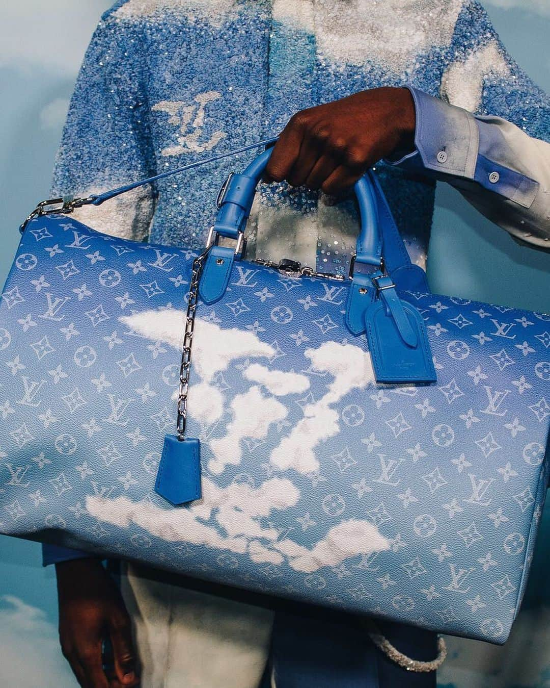 GQさんのインスタグラム写真 - (GQInstagram)「@virgilabloh's Louis Vuitton show at #PFW, which took place in a heavenly cloud-print box, was his most surreal show yet. Link in bio to read more. (📸@tyrellhampton)」1月18日 1時56分 - gq