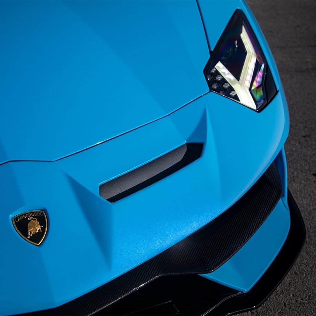 ランボルギーニさんのインスタグラム写真 - (ランボルギーニInstagram)「Show-off your Lamborghini love. From the details, can you guess which Super Sports Car this is?  #Lamborghini #GuessFromDetails」1月18日 2時18分 - lamborghini