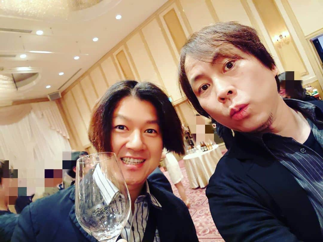 置鮎龍太郎さんのインスタグラム写真 - (置鮎龍太郎Instagram)「それでは、新年会の模様を少し。緑川さんたちの代が在籍30周年表彰。その直前にパシャリ♪この先輩が近くに居たから死ぬ気で頑張れた私です(^^ゞ  徹さんや神谷君とも♪ちょっと！みんなガンダムパイロット！一応私はガイア。  #青二プロダクション50周年 #古谷徹 #緑川光 #神谷浩史 #置鮎龍太郎  のじけん君、新加入の良太くん、山田くん、裕くん、新加入の史絵ちゃん、涼子♪、新加入サニー岩田さん、美保ちゃん、斉藤ゆかち♪  #野島健児 #竹内良太 #山田真一 #野島裕史 #水沢史絵 #白石涼子 #岩田光央 #宮川美保 #斉藤佑圭  何故か全力で私を褒めてくれたみかしー(笑)、いつも男前なもう一人のまさや松風くん、一番隊副隊長雀部さんな山口さん、涼子その2w、良太くんその2w、越前南次郎な松山さん♪  #三上枝織 #松風雅也 #山口太郎 #白石涼子 #竹内良太 #松山鷹志  司会は必ずその年の干支の方！という事で今年はばね君と、シンディ姐さん♪  #赤羽根健治 #進藤尚美」1月18日 2時19分 - chikichikiko