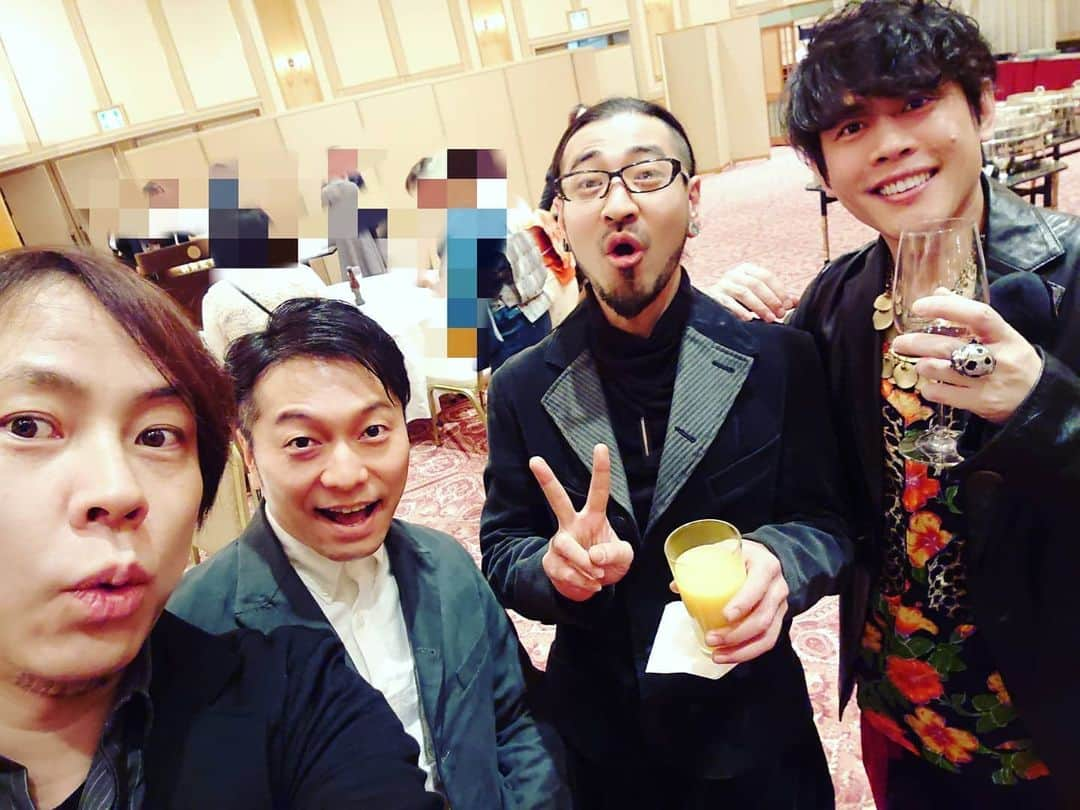 置鮎龍太郎さんのインスタグラム写真 - (置鮎龍太郎Instagram)「それでは、新年会の模様を少し。緑川さんたちの代が在籍30周年表彰。その直前にパシャリ♪この先輩が近くに居たから死ぬ気で頑張れた私です(^^ゞ  徹さんや神谷君とも♪ちょっと！みんなガンダムパイロット！一応私はガイア。  #青二プロダクション50周年 #古谷徹 #緑川光 #神谷浩史 #置鮎龍太郎  のじけん君、新加入の良太くん、山田くん、裕くん、新加入の史絵ちゃん、涼子♪、新加入サニー岩田さん、美保ちゃん、斉藤ゆかち♪  #野島健児 #竹内良太 #山田真一 #野島裕史 #水沢史絵 #白石涼子 #岩田光央 #宮川美保 #斉藤佑圭  何故か全力で私を褒めてくれたみかしー(笑)、いつも男前なもう一人のまさや松風くん、一番隊副隊長雀部さんな山口さん、涼子その2w、良太くんその2w、越前南次郎な松山さん♪  #三上枝織 #松風雅也 #山口太郎 #白石涼子 #竹内良太 #松山鷹志  司会は必ずその年の干支の方！という事で今年はばね君と、シンディ姐さん♪  #赤羽根健治 #進藤尚美」1月18日 2時19分 - chikichikiko