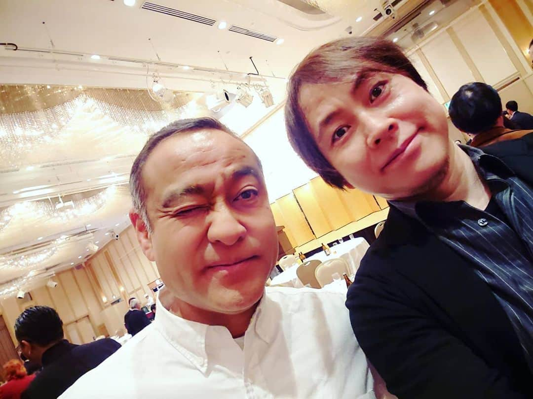 置鮎龍太郎さんのインスタグラム写真 - (置鮎龍太郎Instagram)「それでは、新年会の模様を少し。緑川さんたちの代が在籍30周年表彰。その直前にパシャリ♪この先輩が近くに居たから死ぬ気で頑張れた私です(^^ゞ  徹さんや神谷君とも♪ちょっと！みんなガンダムパイロット！一応私はガイア。  #青二プロダクション50周年 #古谷徹 #緑川光 #神谷浩史 #置鮎龍太郎  のじけん君、新加入の良太くん、山田くん、裕くん、新加入の史絵ちゃん、涼子♪、新加入サニー岩田さん、美保ちゃん、斉藤ゆかち♪  #野島健児 #竹内良太 #山田真一 #野島裕史 #水沢史絵 #白石涼子 #岩田光央 #宮川美保 #斉藤佑圭  何故か全力で私を褒めてくれたみかしー(笑)、いつも男前なもう一人のまさや松風くん、一番隊副隊長雀部さんな山口さん、涼子その2w、良太くんその2w、越前南次郎な松山さん♪  #三上枝織 #松風雅也 #山口太郎 #白石涼子 #竹内良太 #松山鷹志  司会は必ずその年の干支の方！という事で今年はばね君と、シンディ姐さん♪  #赤羽根健治 #進藤尚美」1月18日 2時19分 - chikichikiko