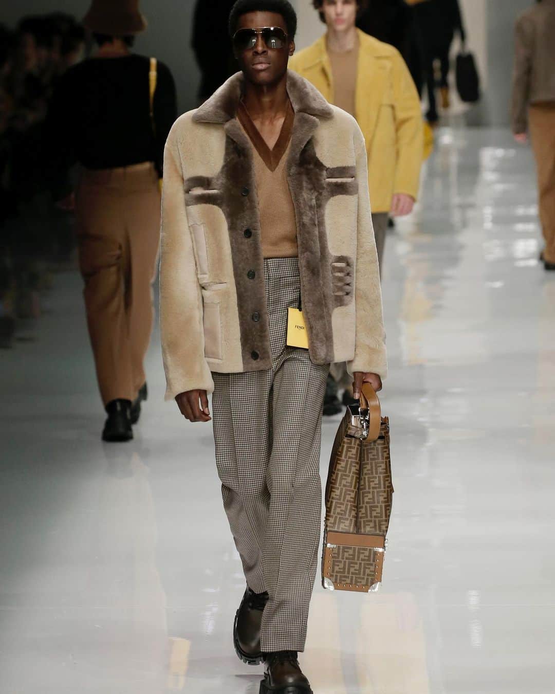LVMHさんのインスタグラム写真 - (LVMHInstagram)「The Fashion Week started in Milan and Paris, highlighting once again the exceptional savoir-faire and creativity of our Maisons. _ @fendi unveiled its Men’s Fall/Winter 2020-2021 Collection designed by Creative Director @silviaventurinifendi. The collection re-imagines a new normal, where ‘traditional’ garments are not always what they seem.  In collaboration with Anrealage, the Collection also showed some retro-futurist undertones distilling the essence of FENDI craftsmanship into a surprising wardrobe for the modern gentleman. It displayed utilitarian silhouettes crafted from photochromic outerwear and accessories whose aspect changes when exposed. An astonishing collection that renewed what modernity is.  #LVMH #Fendi #FendiFW20 #silviaventurinifendi #Anrealage」1月18日 2時29分 - lvmh