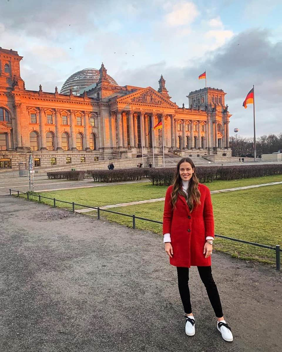 アナ・イバノビッチさんのインスタグラム写真 - (アナ・イバノビッチInstagram)「After a week full of fashion and sightseeing in Berlin I got to enjoy this beautiful sunset 🌆」1月18日 2時37分 - anaivanovic