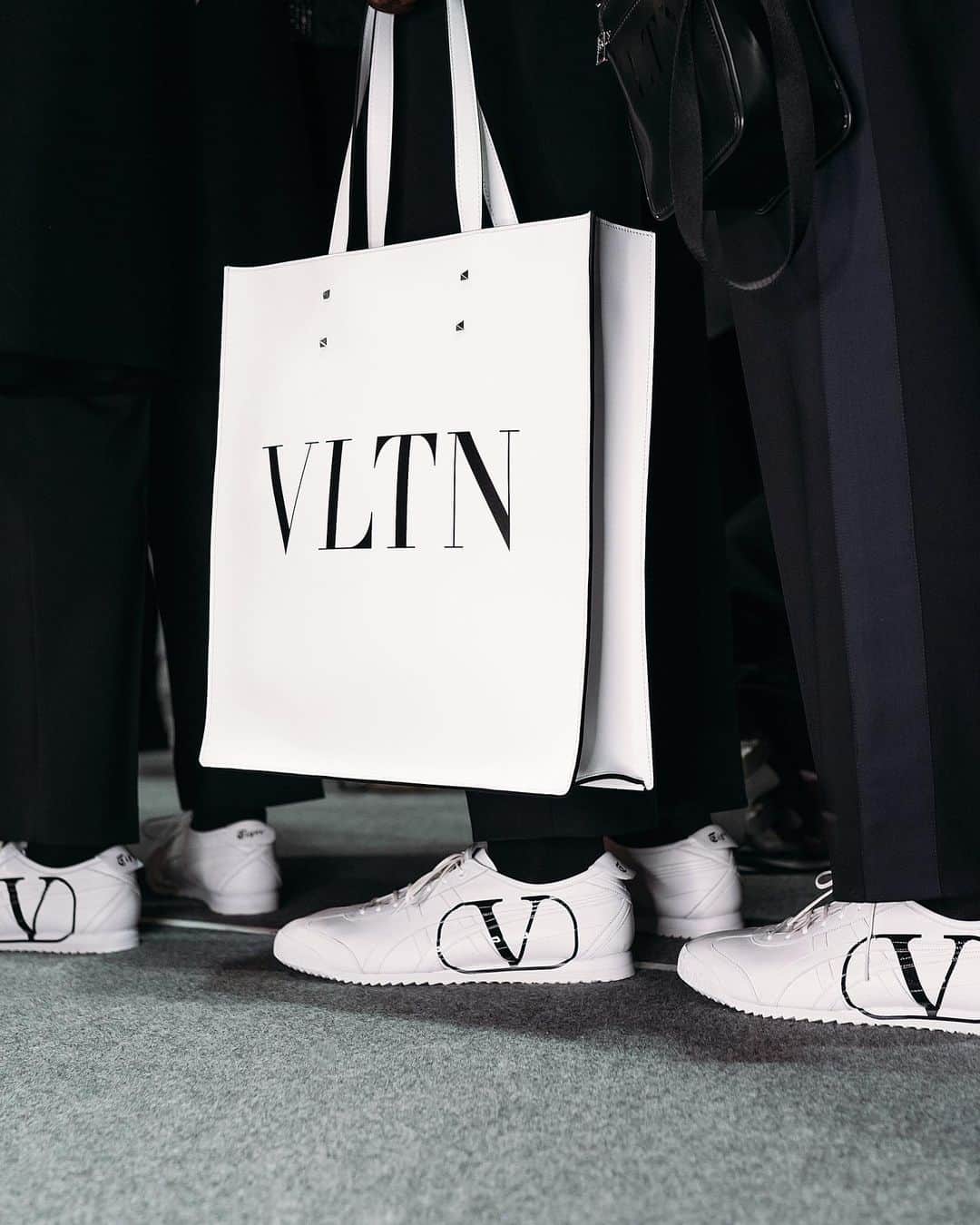 Valentinoさんのインスタグラム写真 - (ValentinoInstagram)「For #ValentinoFW20, graphic Valentino Garavani bags with oversized logos are presented alongside the #OnitsukaTigerXValentinoGaravani shoes, a new collaboration between the Maison and the famed sports-inspired fashion brand @onitsukatigerofficial. Photos by @fashiontomax」1月18日 2時30分 - maisonvalentino