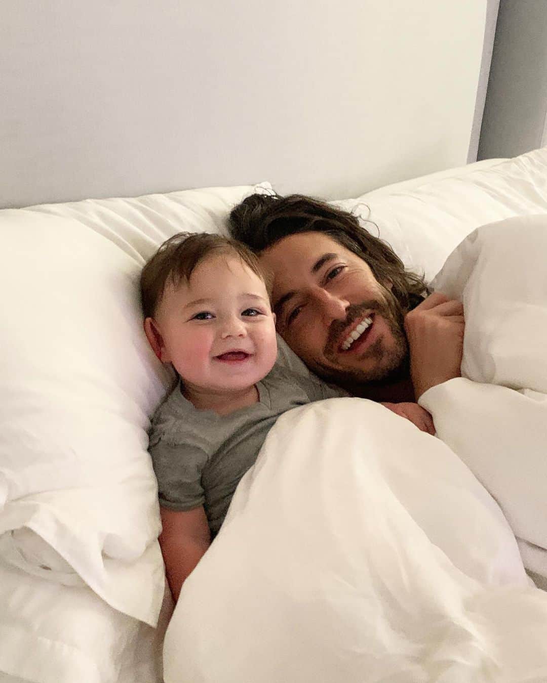 クレア・ホルトのインスタグラム：「MY EVERYTHING (alternate caption: 2 dudes in a dutch oven)」