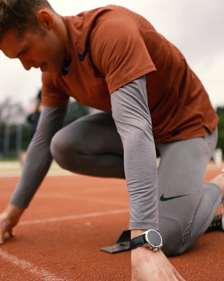 ケビン・マイヤーのインスタグラム：「Cela faisait exactement 3 mois et 15 jours que je n’avais pas couru.  Je m’y suis refusé jusqu’à ne ressentir plus aucune gêne sur mon tendon d’Achille.  Durant cette interminable période, je me suis employé à revenir plus fort en misant tout sur la préparation physique.  Aujourd’hui, j’ai de nouveau senti la piste chauffer sous mes Nike, une sensation qui vaut bien ces 3 mois passés en musculation. « Donne-toi les moyens à la hauteur de tes ambitions »  Merci à tout mon entourage, à tous pour votre soutien depuis Doha et à bientôt sur la piste 👋🏻 😏」
