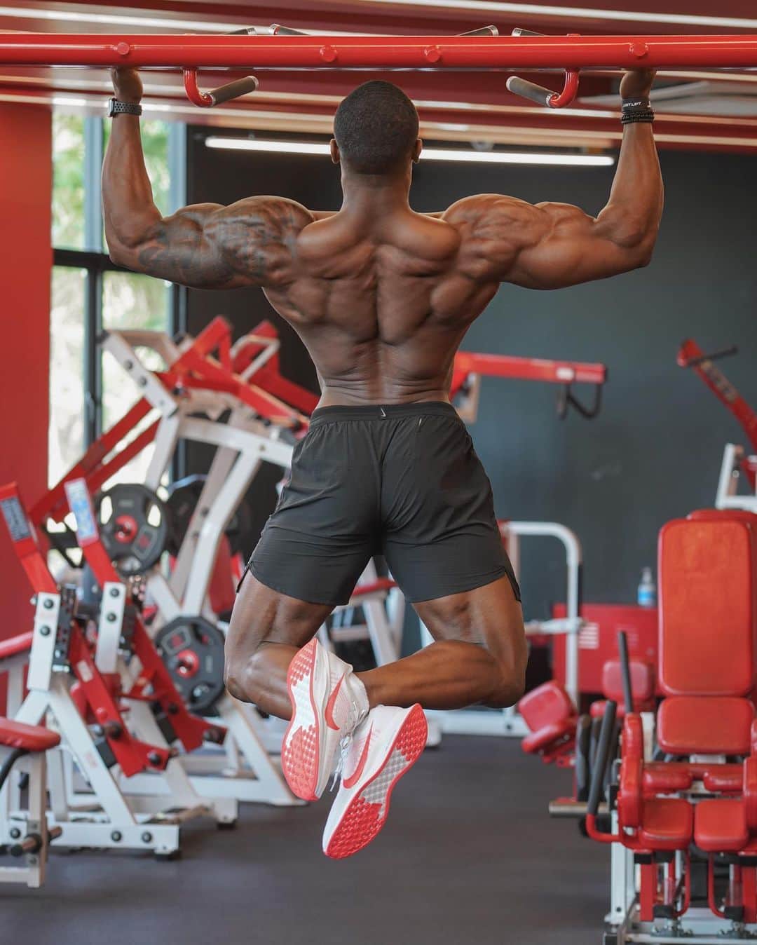 Simeon Pandaさんのインスタグラム写真 - (Simeon PandaInstagram)「Your training plan should ensure you target each head, of every muscle you train. I want to help you train! You can download my training programs to guide you at simeonpanda.com ⁣ ⁣ 🌱 Follow @innosupps ⚡️ for the supplements I use👌🏾」1月18日 2時49分 - simeonpanda