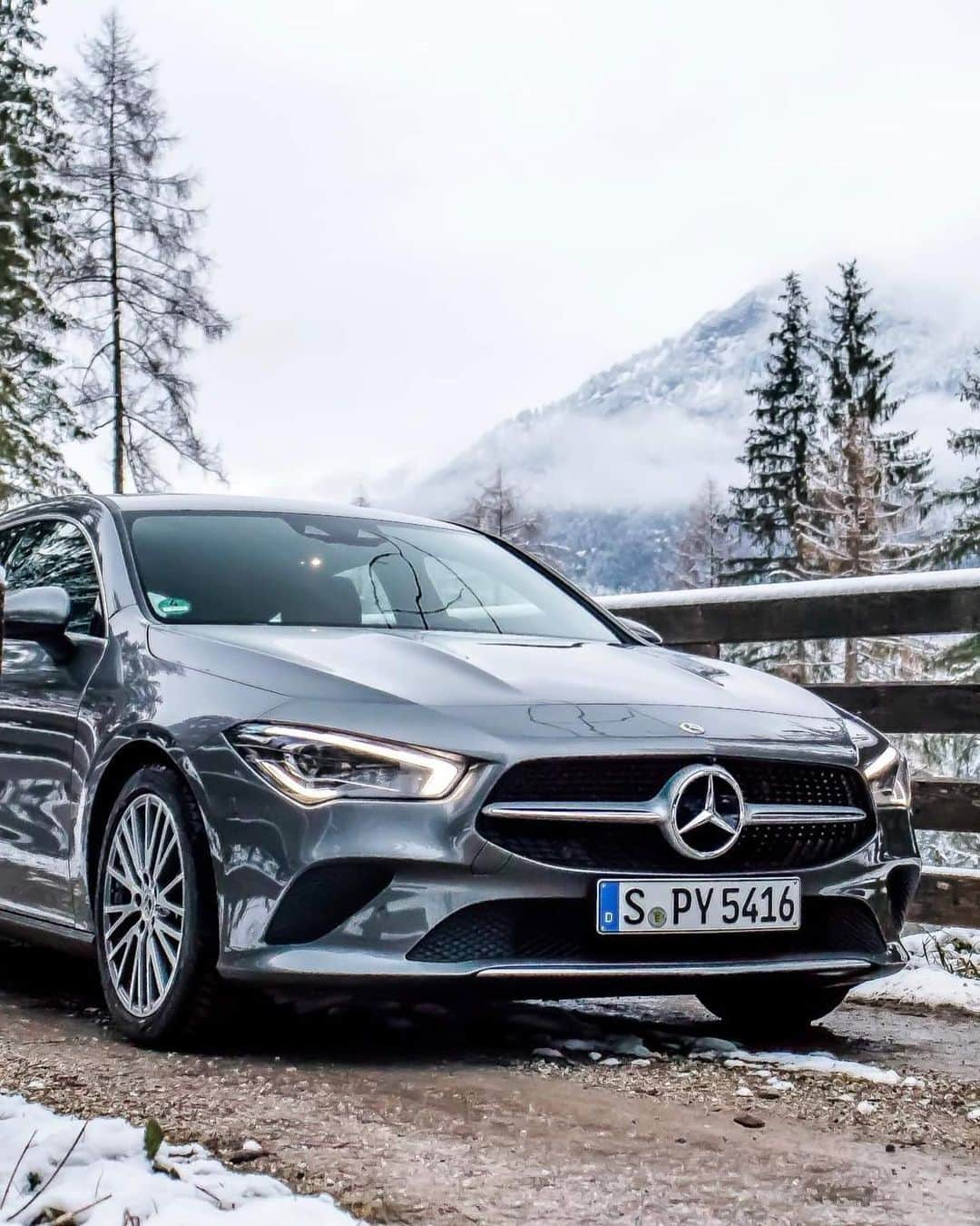 メルセデス・ベンツさんのインスタグラム写真 - (メルセデス・ベンツInstagram)「Who's ready for a trip through the mountains? Enjoy driving pleasure with the Mercedes- Benz CLA! #MercedesBenz #CLA #instacars 📸 @german_forum_cars @atti_ak for #MBsocialcar」1月18日 2時52分 - mercedesbenz