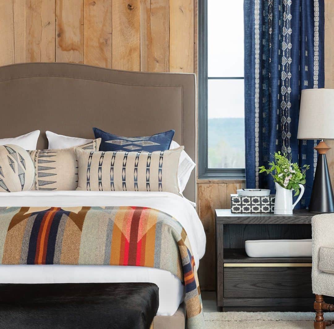 のインスタグラム：「Bedroom bliss!! Head to our blog (in profile) to read about styling your bedroom and mixing cool and warm colors. We layered our embroidered pillows with Berber Indigo curtains and added a @pendletonwm blanket to bring in earth tones at the foot of the bed.」