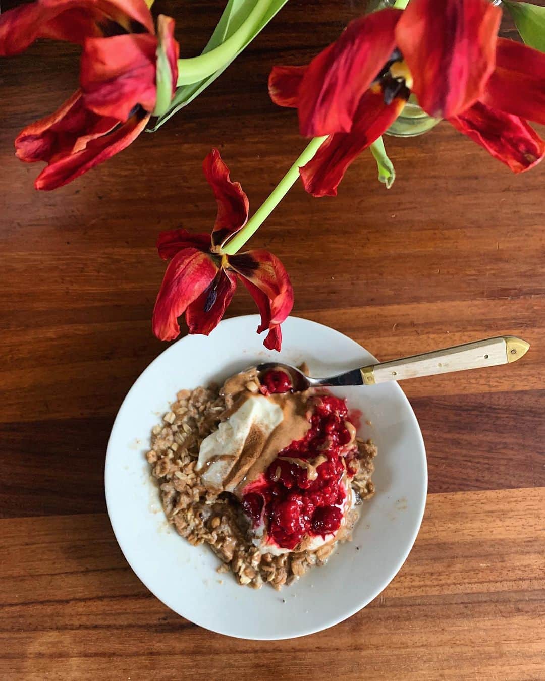 Amelia Zadroのインスタグラム：「Making nourishing food brings me so much joy. I’m sharing some new types of content on my blog & YouTube atm like this delicious brekky recipe 🍓」