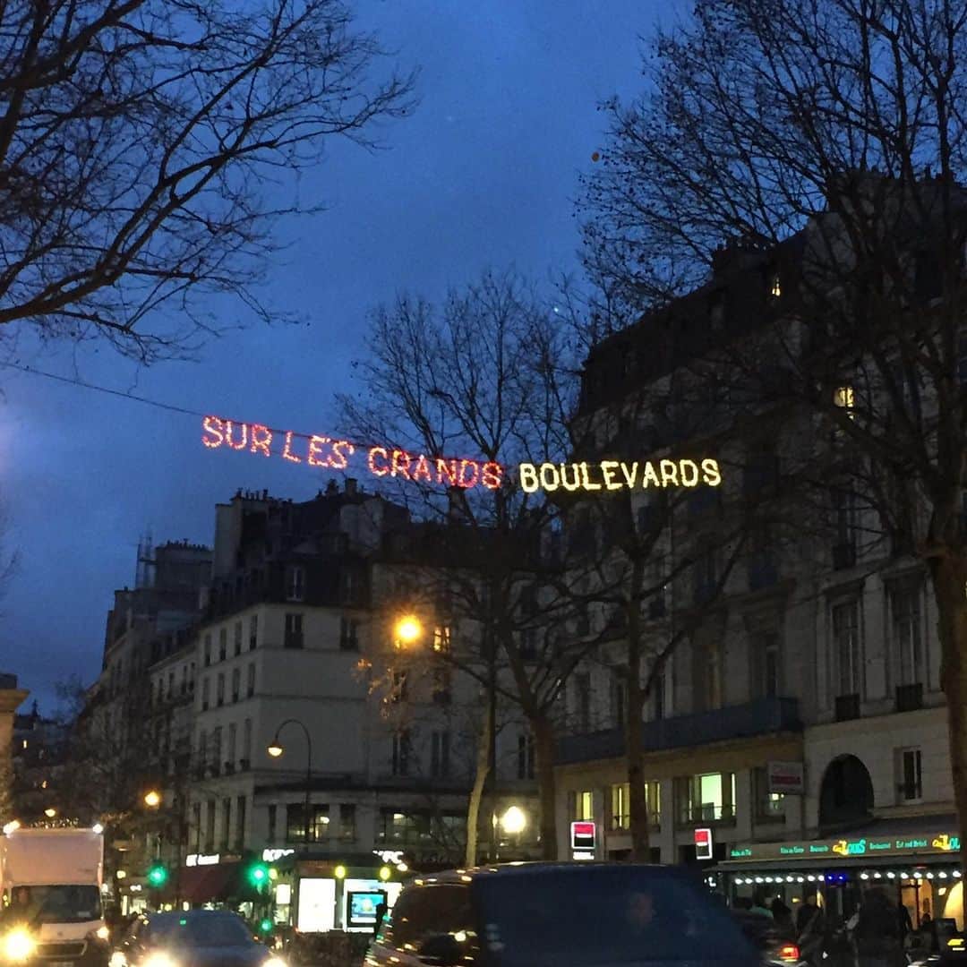 大森美希さんのインスタグラム写真 - (大森美希Instagram)「なんかかわいらしいイルミネーション🌃  cute illumination #grandsboulevards #paris #portesaintmartin #illumination #newyear2020 #nouvelan2020 #parisnight #parisnuit #winter #hiver #イルミネーション #パリ #パリ散歩 #パリ生活 #パリところどころ #サンマルタン門 #冬のパリ #海外生活」1月18日 3時12分 - mikiomori_