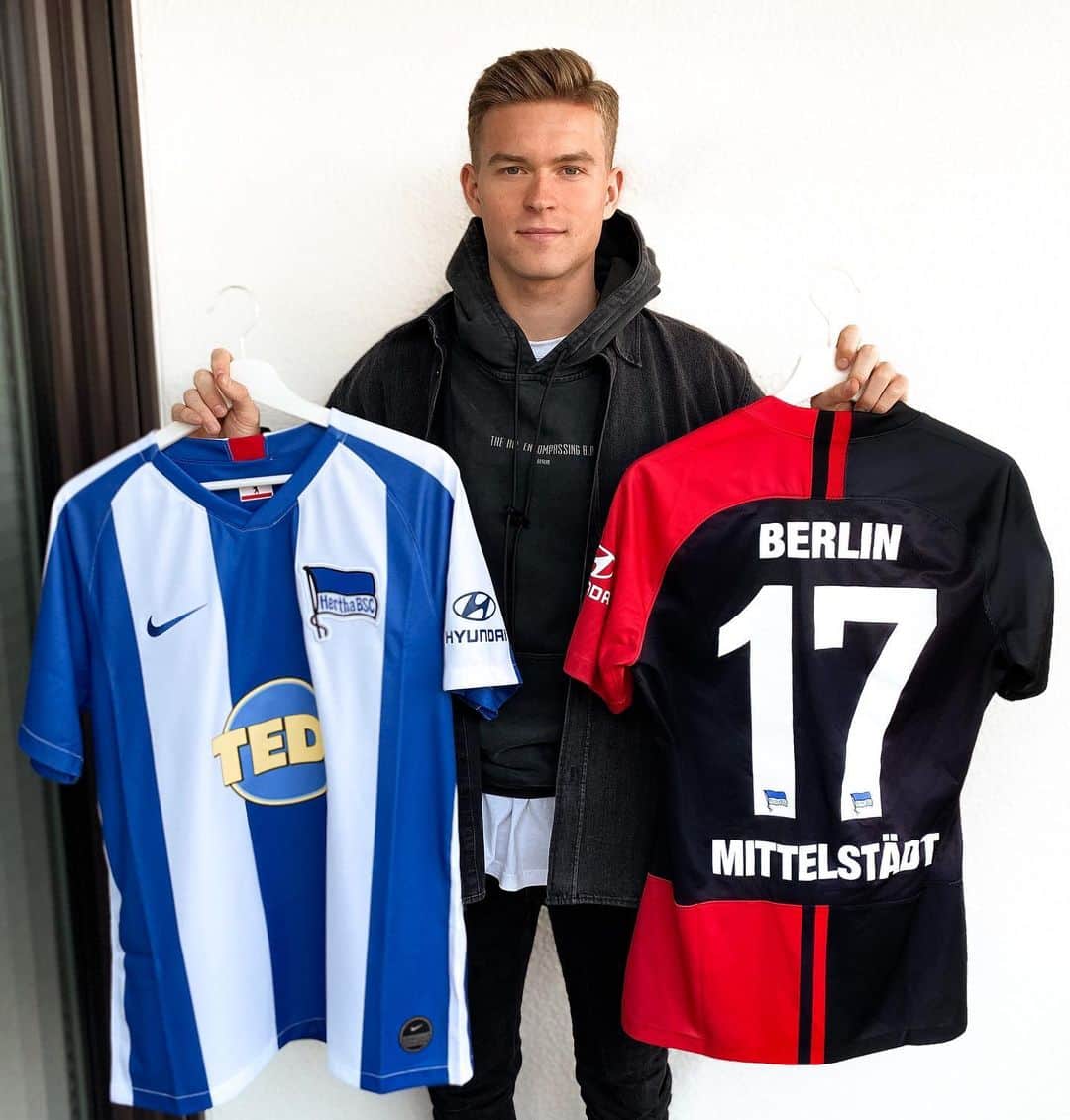 マキシミリアン・ミッテルシュタットのインスタグラム：「‼️ GIVEAWAY ‼️ Hey Leute, als Dank für eure Unterstützung, verlose ich zwei signierte Matchworn - Trikots.  Außerdem könnt ihr auch zwei paar meiner Fußballschuhe gewinnen.  Was ihr dafür tun müsst: • Folge mir • Like diesen Beitrag • Markiere einen Freund, dem du mit dem 2. Trikot / paar Schuhe eine Freude machen möchtest.  Viel Glück 🍀」