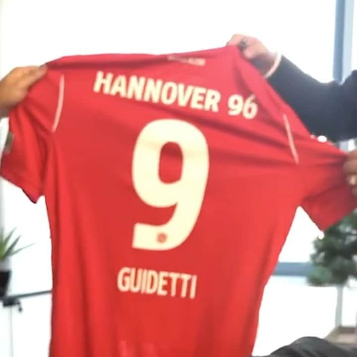 ヨン・グイデッティのインスタグラム：「Excited over first day in the prestigious Hannover96/first training session with the team. BiG UP! for my family for all love & support. Also, thanking my Agent, Hasan Cetinkaya, for making it all possible!  #Hannover96 #NiemalsAllein ⚫️⚪️💚」