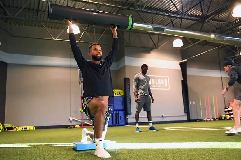 ケリーン・アコスタのインスタグラム：「Season around the corner 😤  #MLS #offseason #workout  @badji14 @drylandsports_denver @sweatco.clint 📸 @gwephoto」