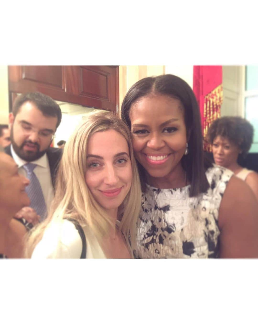 マラ・ロザックさんのインスタグラム写真 - (マラ・ロザックInstagram)「Happy Birthday to this Queen @michelleobama 👑Heres a photo of when I could not keep my cool meeting her at a White House holiday party. This is a look of love & admiration😍」1月18日 3時21分 - mararoszak