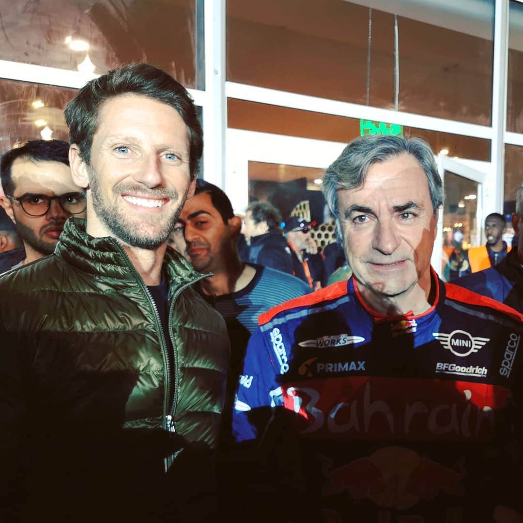 ロマン・グロージャンのインスタグラム：「Congrats @carlossainzoficial #dakar #r8g #desert #elmatador」