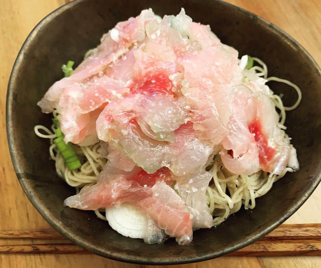 辻仁成さんのインスタグラム写真 - (辻仁成Instagram)「土鍋鯛めしからの、残った鯛を一晩漬け、胡麻油を少々垂らし、汁なし麺て。日本酒と。申し分ないお味でございました。」1月18日 3時23分 - tsujihitonari