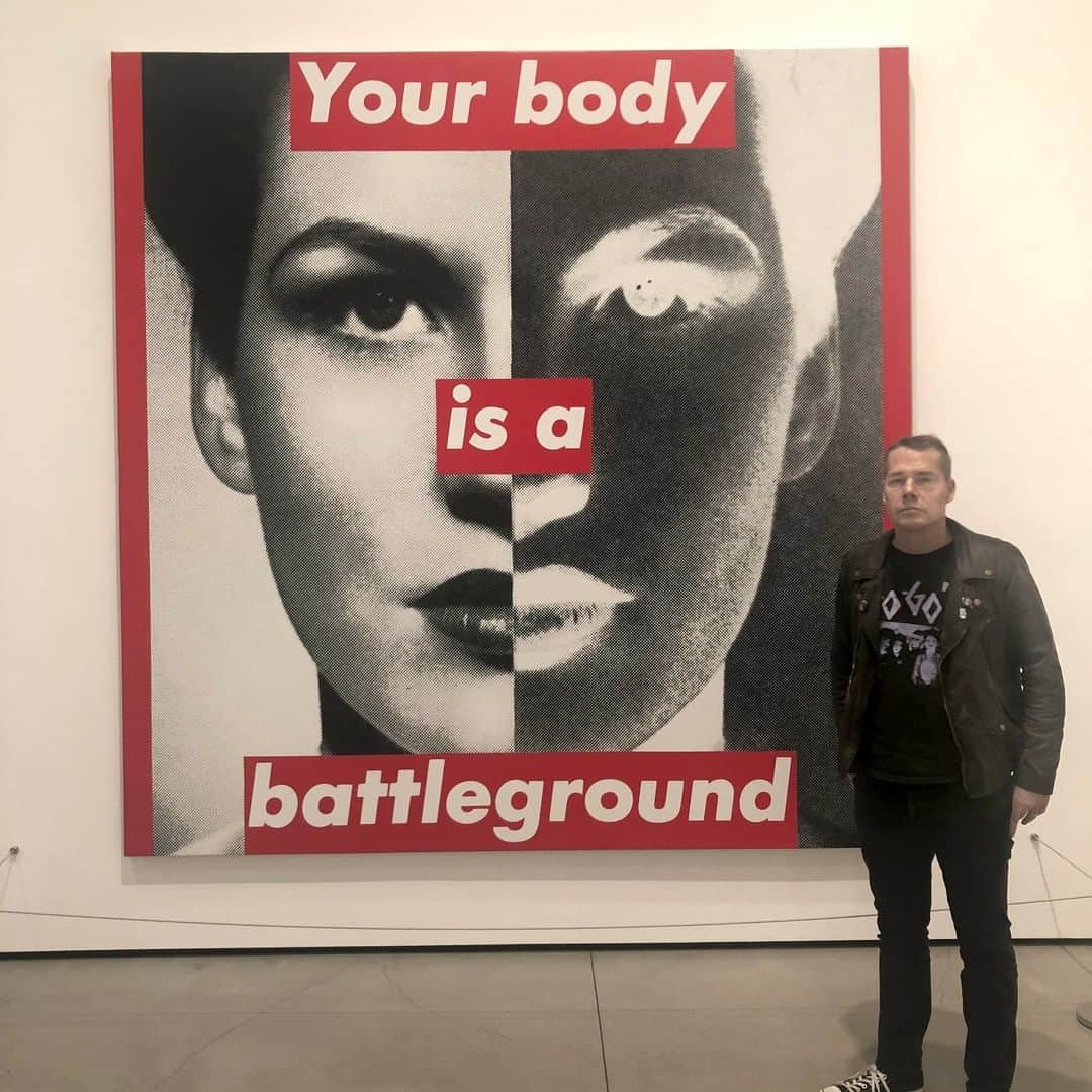 Shepard Faireyのインスタグラム：「My wife Amanda and I took some time to go to @thebroadmuseum last Friday to check out the Shirin Neshat show, the Kusama infinity room installation, and the permanent collection. We have toured the permanent collection before, but always during events with a number of social interactions and other distractions. It was great to take our time to really study works by Warhol, Lichtenstein, Koons, Longo, Ruscha, and more, including an impressive group of Barbara Kruger works. Barbara Kruger is one of my biggest influences, aesthetically and conceptually, with her social and political critiques. She is also the artist who inspired Supreme’s logo. Kruger created “Your Body is a Battleground” in 1989 for the Women’s March on Washington to support reproductive rights in the face of attacks on those rights. Thirty years later, we are faced with similar attacks on reproductive rights, and Kruger's art is as relevant and powerful as ever. Thanks for the inspiration, Barbara! -Shepard」