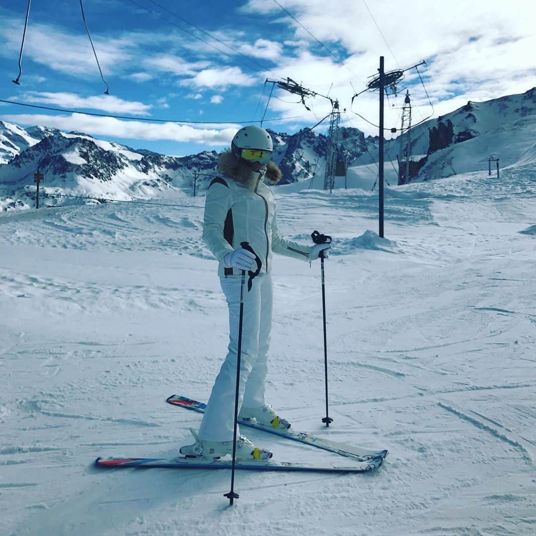 カタリナ・ゲルボルトのインスタグラム：「Ну что могу вам сказать🤷🏼‍♀️теперь моя любовь к лыжам,если и не навсегда,то точно на долго!!!Ооочень хочу ещё ⛷и обязательно вернусь!☝🏼#лыжи#новогоднийотпуск#любовь#куршавель」
