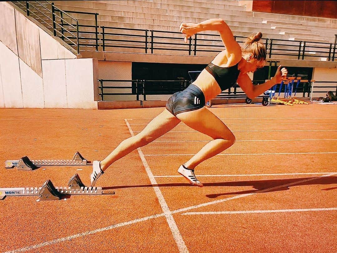 レベッカ・ハースのインスタグラム：「Und schon ist das erste Trainingslager auch wieder vorbei. Jetzt heißt es mit viel Schwung ins Wochenende und gut erholen ☺️ Wie tankt ihr am liebsten neue Kraft? #rebekkarabbit #heretocreate #neverdone #adidas #blockstarts #chasingdreams」